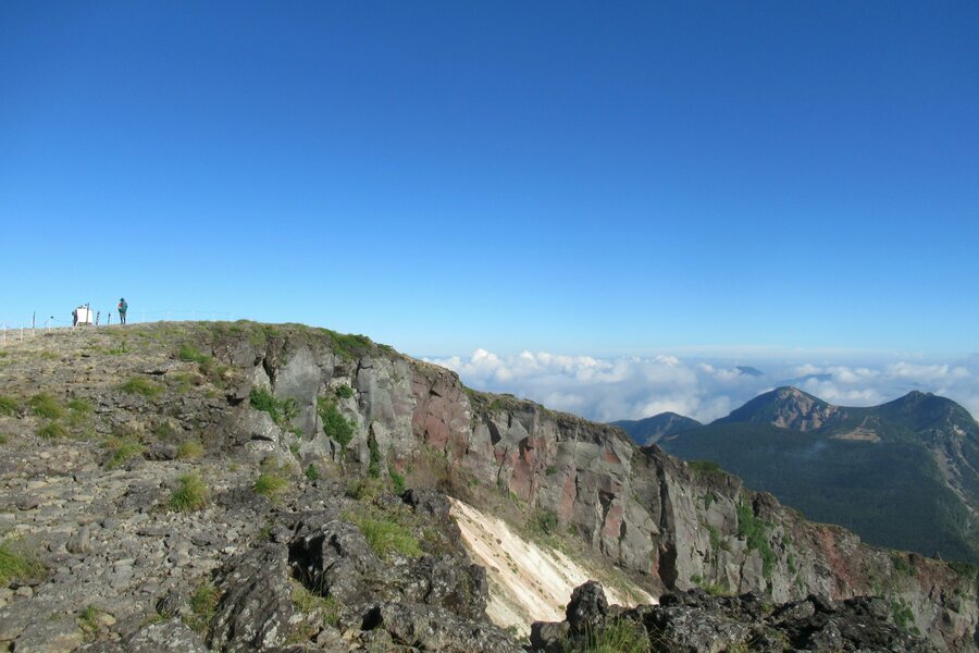 自然のパワーが感じられる荒々しい爆裂火口の岩壁