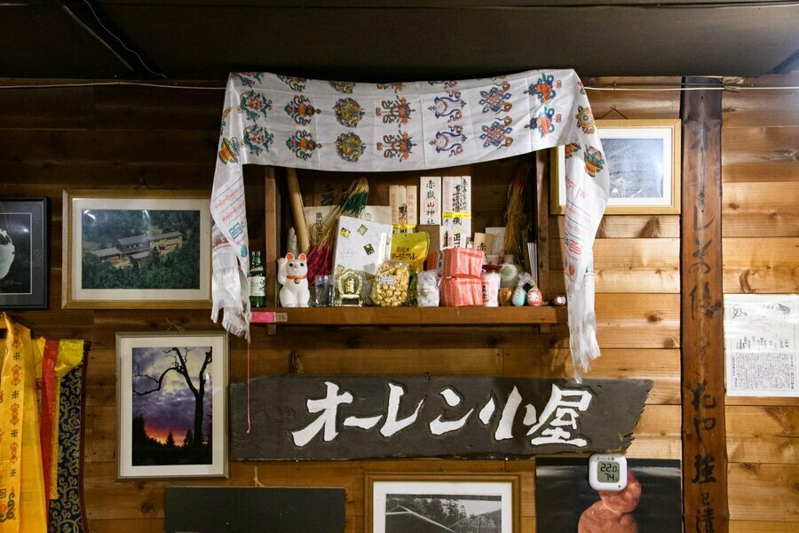 赤嶽山神社の札や招き猫などが並んだ小屋の神棚には“ご縁の神様”おられるという