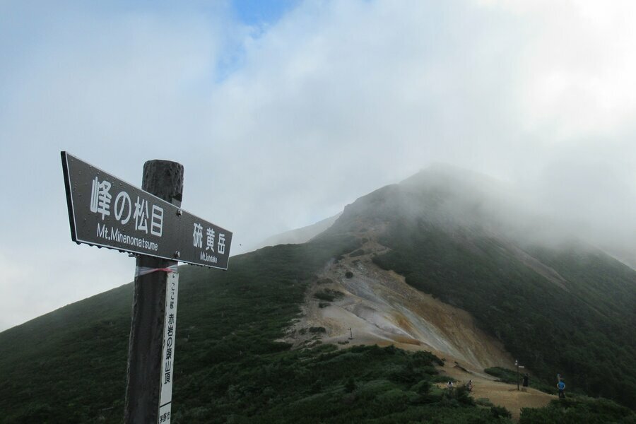 赤岩の頭がある稜線まで出ると見晴らしがよくなる