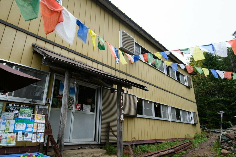 小屋の前に飲食スペースが用意され、休日は食事を楽しむたくさんの登山客で賑わうという