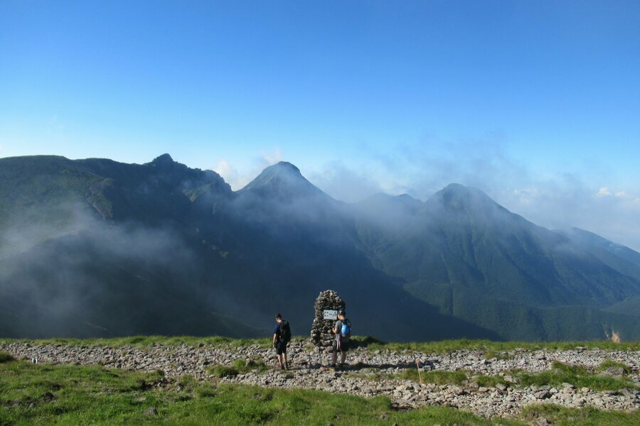 硫黄岳山頂は八ヶ岳の山並みを見渡せる絶好の展望地