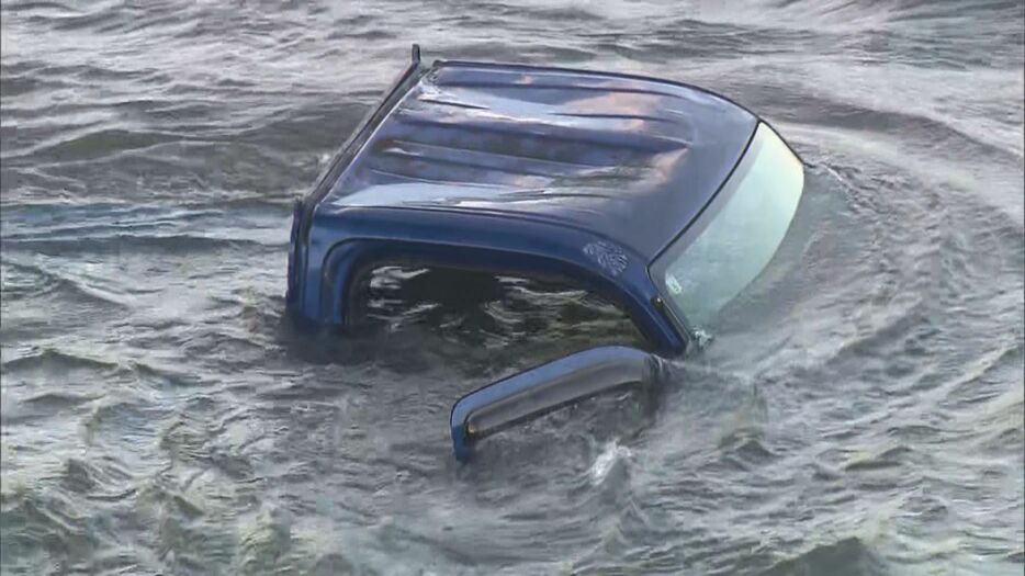 千曲川に車が水没　