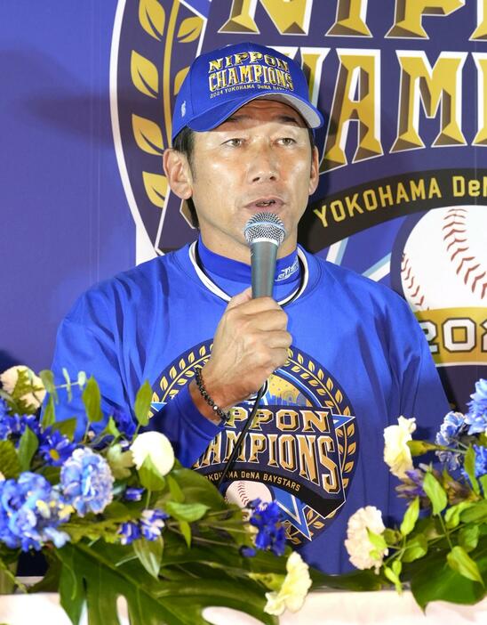 記者会見するDeNA・三浦監督＝横浜