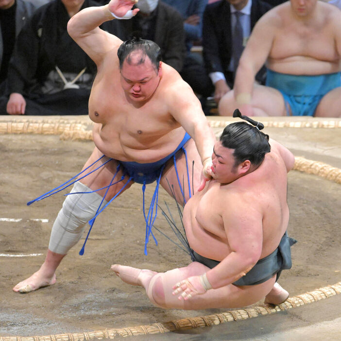 北勝富士（左）が押し倒しで武将山を破る （カメラ・今西　淳）