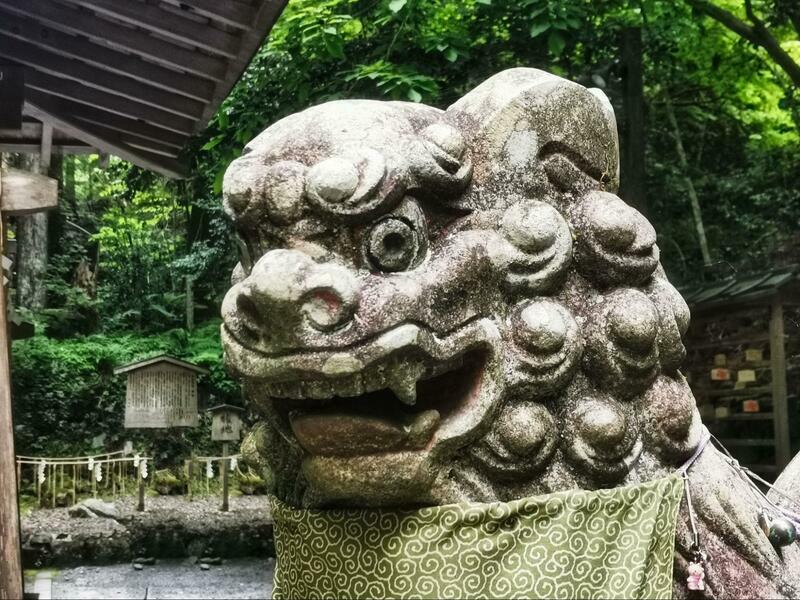 社の前に狛犬がいる神社は多い