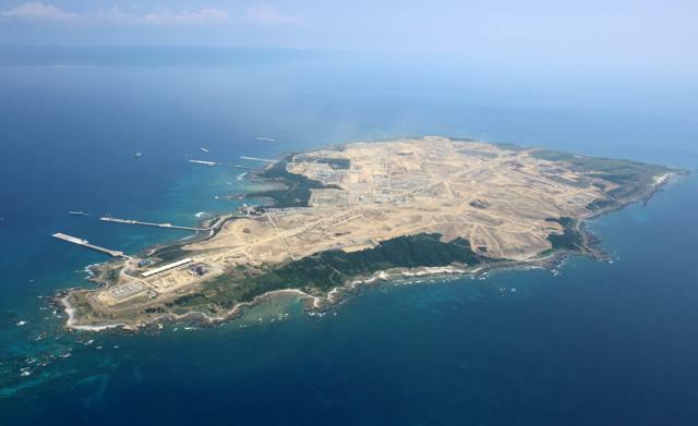 自衛隊基地整備が進む馬毛島。奥は種子島=2024年8月12日午後2時12分、鹿児島県西之表市、朝日新聞社ヘリから、小宮路勝撮影