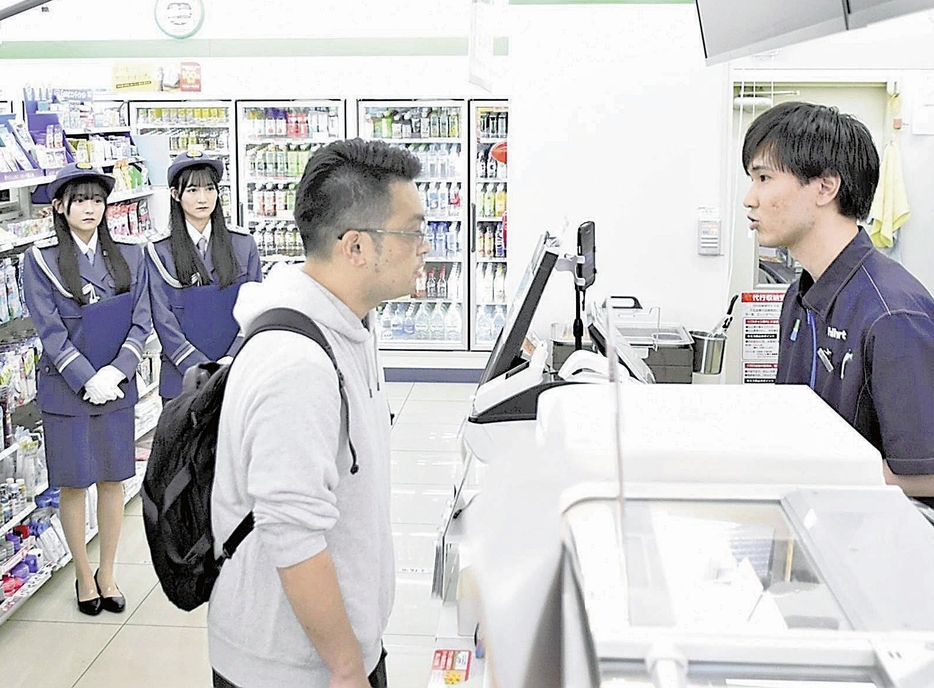 防犯訓練を見守る石橋さん（左奥）と今村さん（右隣）