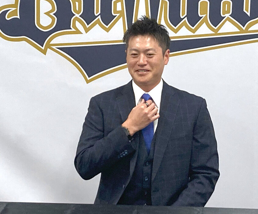 ネクタイを直し、会見に臨むオリックス・山田修義（カメラ・長田　亨）