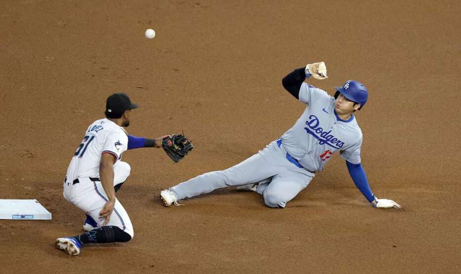 二盗を決めるドジャースの大谷＝マイアミ（水島啓輔撮影）