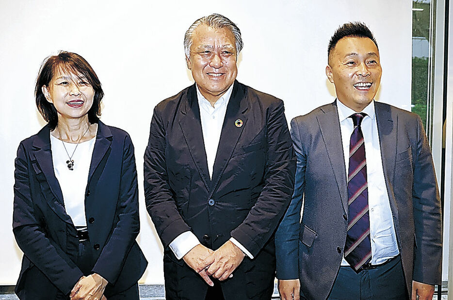 能登支援へ思いを語った田嶋氏（中央）と妻の土肥氏（左）、北元社長＝北國新聞社