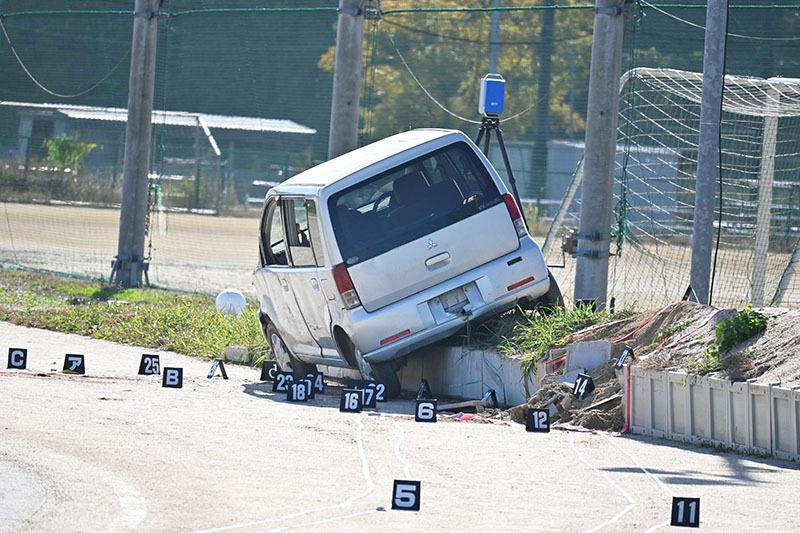 グラウンドののり面に乗り上げた軽乗用車＝17日午後0時40分ごろ、さいたま市西区