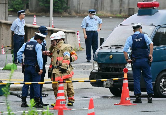 火炎瓶のようなものが投げ込まれたとみられる自民党本部前。車両の前部分が破損し、付近に車の部品が落ちていた=2024年10月19日午前7時27分、東京都千代田区、角野貴之撮影