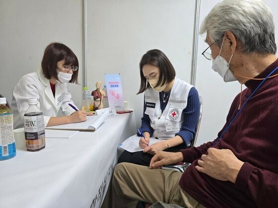 釜山（プサン）圏域原爆被害者が１２日、大韓赤十字社釜山支部を訪れて日本医療スタッフから医療相談を受けている。イ・ウンジ記者