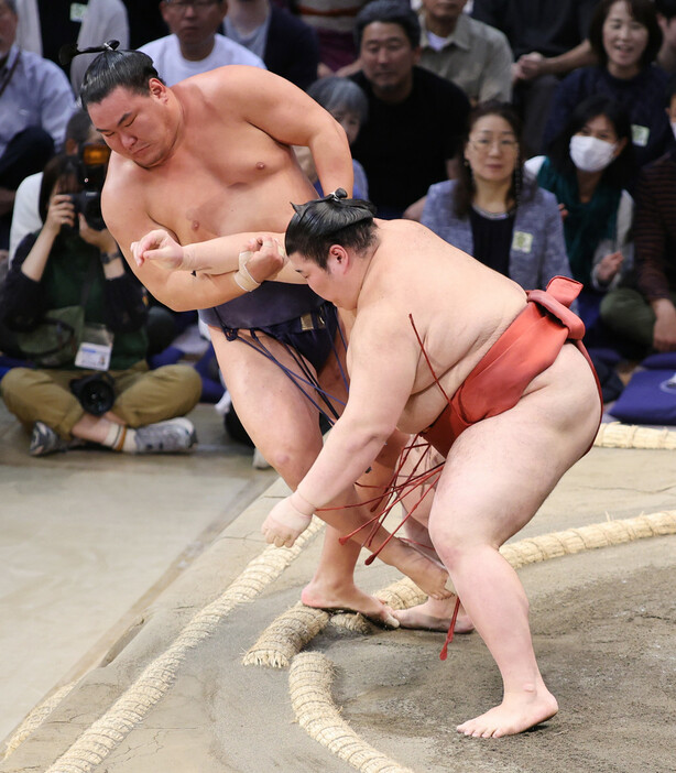 豊昇龍（左）は熱海富士の勇み足で６連勝＝１５日、福岡国際センター