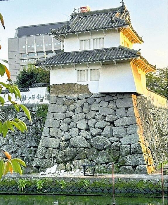 壁が崩れた府内城跡の人質櫓（4日、植木涼子さん提供）