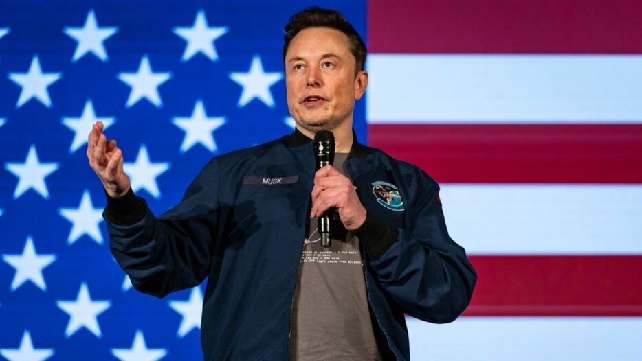 １０月２６日、米ペンシルベニア州ランカスターで行われたタウンホールミーティングで演説するイーロン・マスク氏