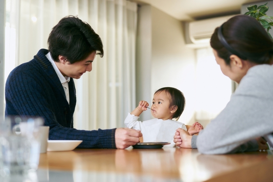 40代「年収500万円」の男性の生活が一変!? 介護と育児の「ダブルパンチ」に備えるために、知っておきたい制度を紹介