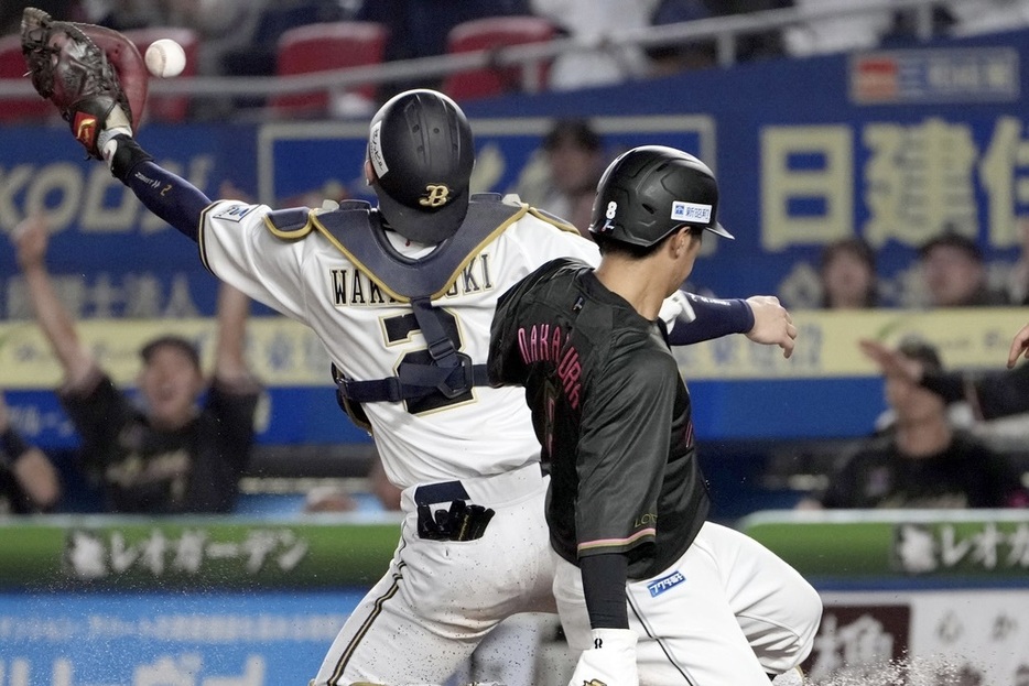 7月12日のオリックス戦、4回二死二塁で高部の内野安打で二走中村奨（右）が先制の生還 (C)Kyodo News