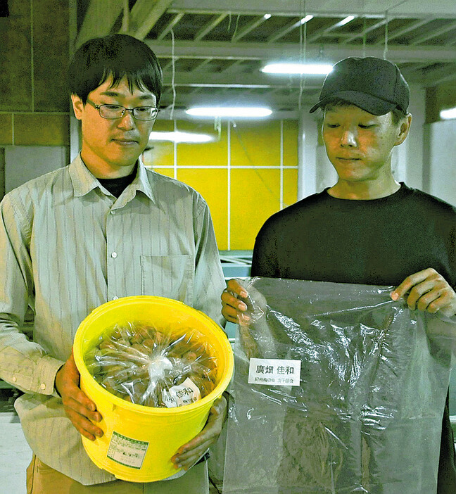 盗難品の流通防止のため、生産者名を表示した袋や樽（和歌山県田辺市で）