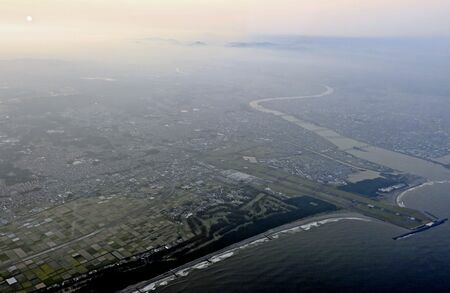 日向灘に面した宮崎市の市街地。気象庁は2024年8月8日に発生した日向灘を震源とする地震を受け、南海トラフ地震臨時情報を発表した　写真／共同通信フォト