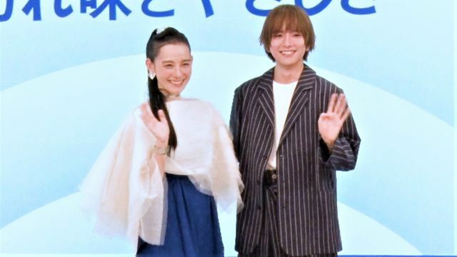 『いい刃の日』のイベントに登場した篠原ともえさんと板垣李光人さん