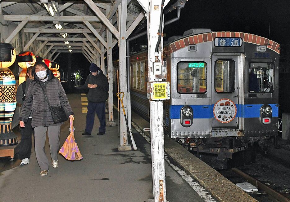 事実上の廃線が決まった弘南鉄道大鰐線の列車を降りる乗客ら＝27日午後、中央弘前駅