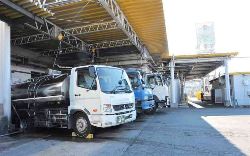 県内の酪農家から集荷した生乳を積んだタンクローリー