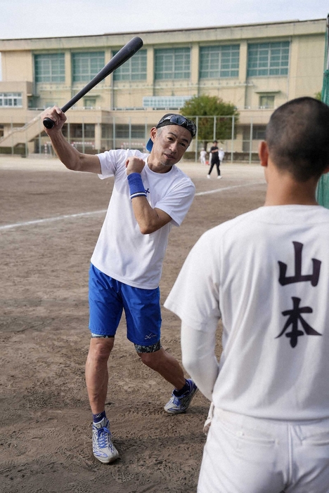 大冠高の生徒を指導するイチロー氏