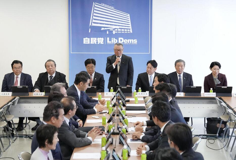 自民党税制調査会の総会で発言する宮沢洋一会長（中央）。25年度税制改正に向けた作業が始まった＝25日午後、東京・永田町の党本部