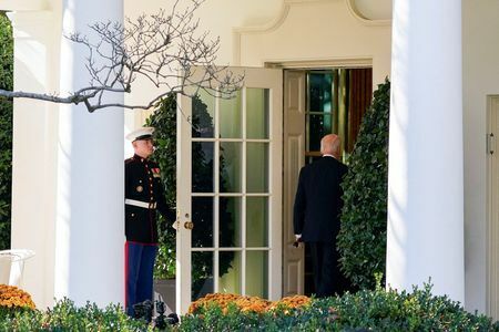 　ホワイトハウスの報道官は９日、バイデン米大統領が先の大統領選で勝利したトランプ前大統領をホワイトハウスに招待し、１３日に執務室で会談すると発表した。写真は７日、大統領選の結果を受けた演説後に立ち去るバイデン氏（２０２４年　ロイター/Elizabeth Frantz）