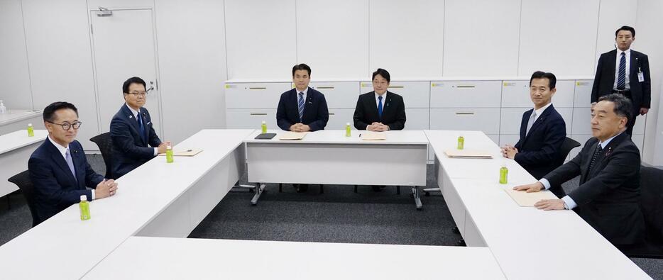 経済対策を巡る政策協議に臨む自民、公明、国民民主3党の政調会長ら＝19日午後、国会