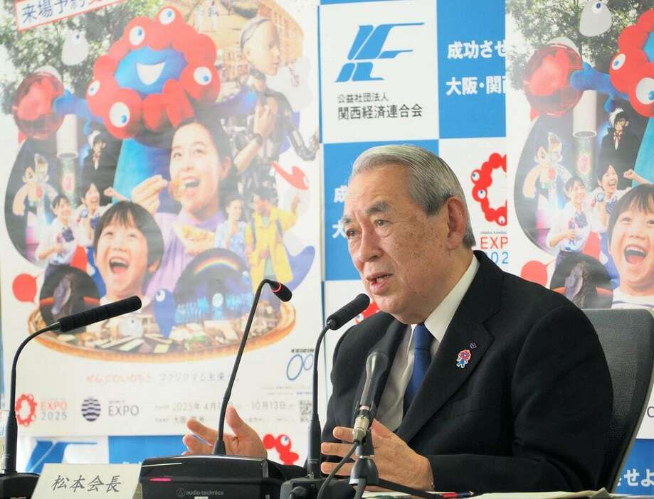 記者会見する関西経済連合会の松本正義会長＝21日午後、大阪市北区