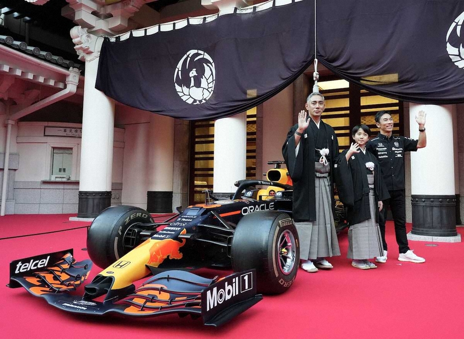 ＜F1ラスベガスグランプリイベント＞F1カーと笑顔の（左から）市川團十郎、市川新之助、佐藤琢磨（撮影・沢田　明徳）