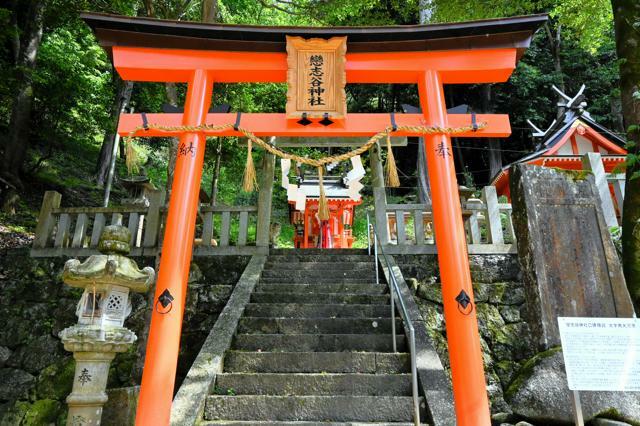 JR大河原駅近くにある恋志谷神社=2024年5月26日午後2時29分、京都府南山城村、北川学撮影