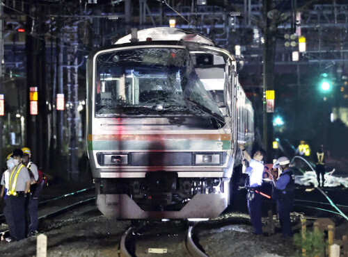 フロントガラスが大きく壊れたＪＲ東海道線の車両。神奈川県鎌倉市で（２０２３年８月６日）