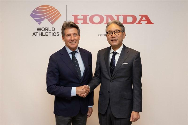 握手をかわす世界陸連のコー会長とHondaの三部社長