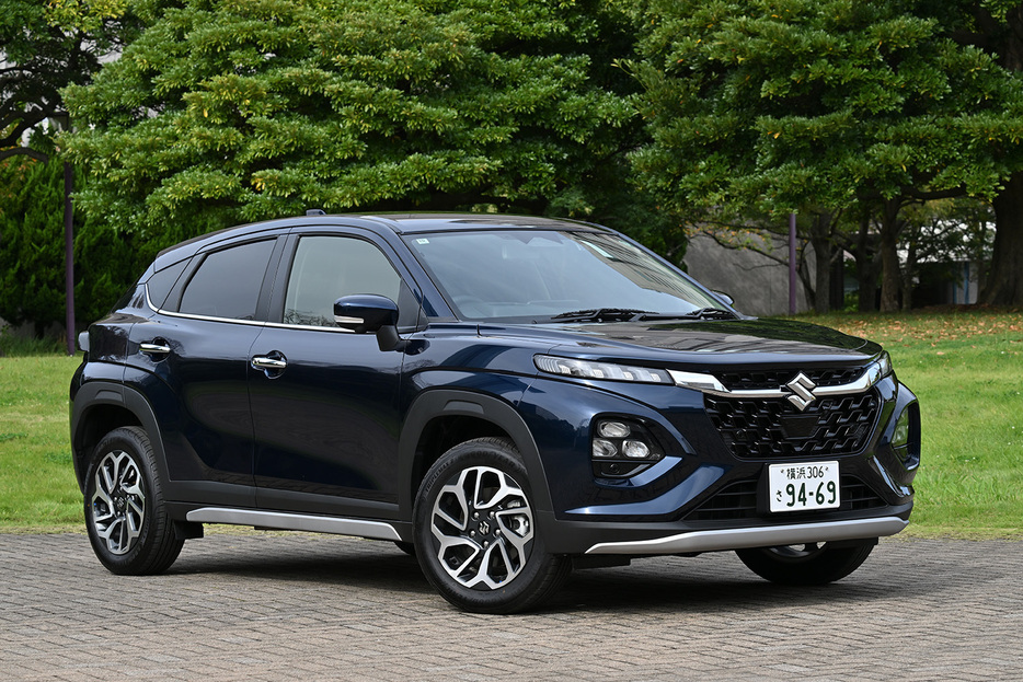 スズキの新型SUV「フロンクス」は、インドで生産したものを日本に仕入れて販売するスタイルとなっている。そんな同車は、日本市場で展開するモデルの力の入れようはなかなかで、専用内装に4WDを日本用に設定するなど、こだわりが詰まっている。