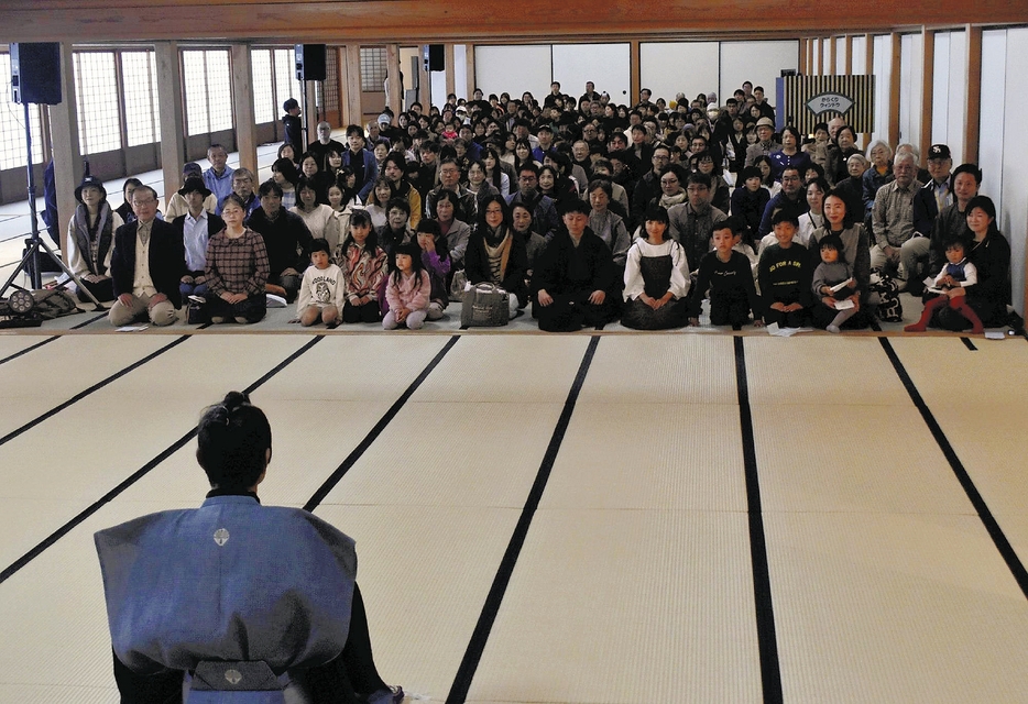 藩主役の七田館長（手前）の前に集まる参加者たち