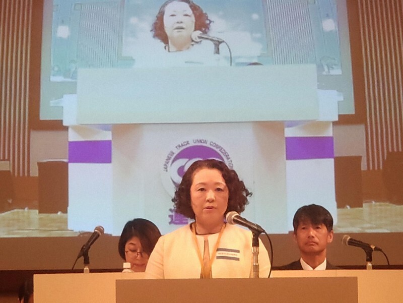 春闘方針を決めた中央委員会であいさつする連合の芳野友子会長（中央）＝千葉県浦安市で2024年11月28日、東海林智撮影