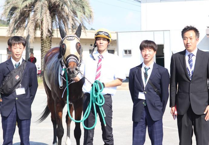 写真は生徒2名のほか、川島拓也厩務員(左から2人目)と明石哲教諭(一番右)(撮影：大恵陽子)