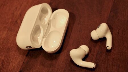 AirPods Pro 2に、聴力が不自由な人をサポートする『ヒアリング補助機能』が搭載された（筆者撮影）