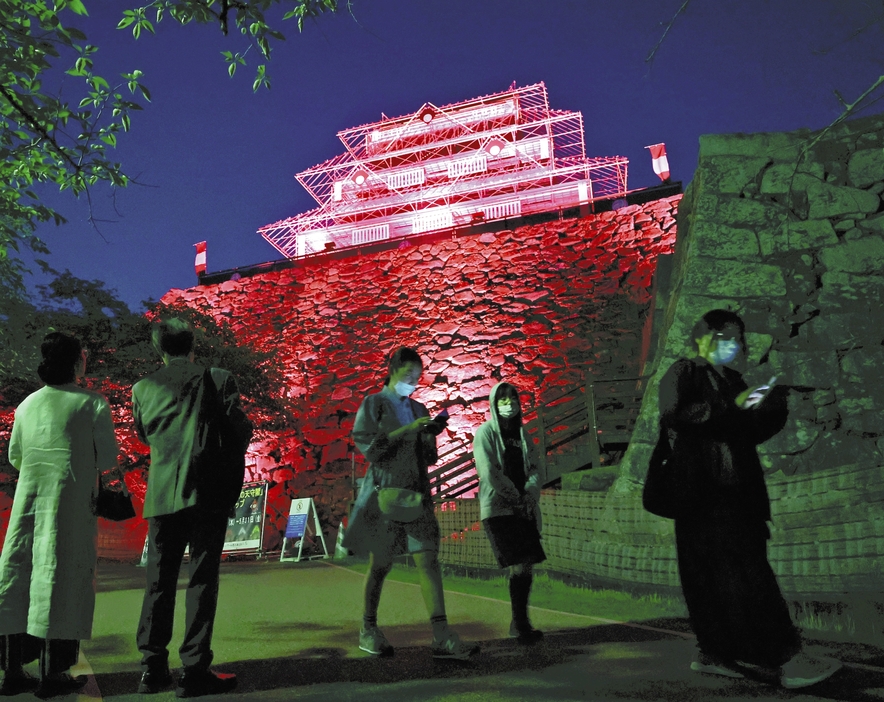 観光客らでにぎわう「幻の天守閣」周辺（5月3日夜、福岡市中央区で）＝浦上太介撮影