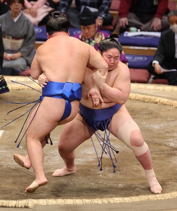 ＜九州場所6日目＞　　寄り切りで若碇（左）を破る藤青雲　　　（撮影・成瀬　徹）　　　