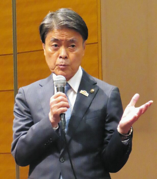 ウエルカムセレモニーであいさつするラリージャパン実行委員会会長の太田稔彦豊田市長