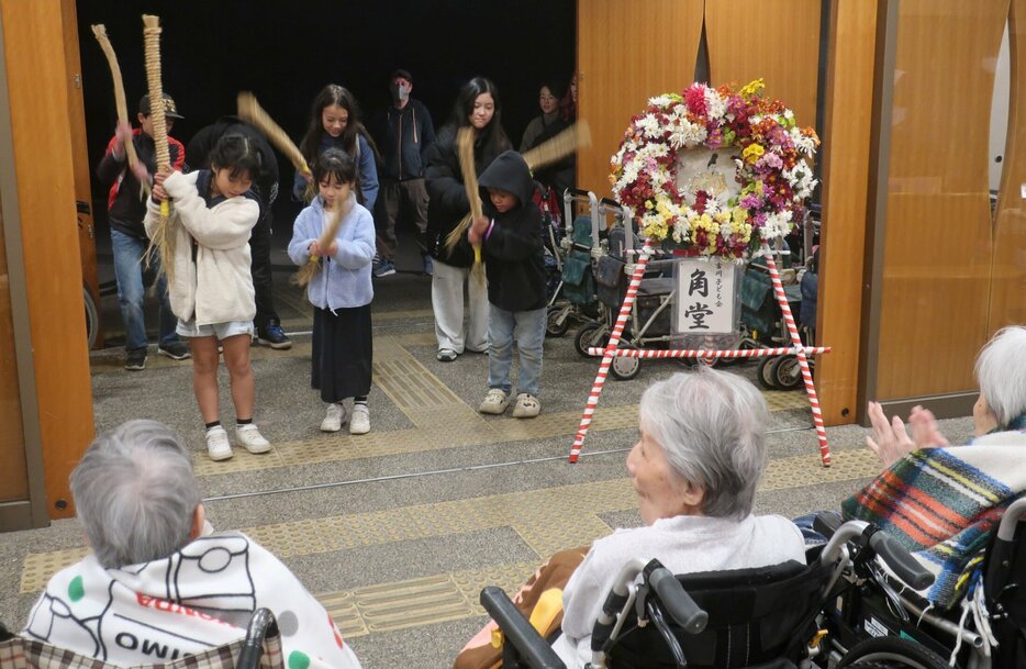 五穀豊穣や家の繁栄を願ってわら棒で地面を打つ子どもたち（野洲市吉川・あやめの里）