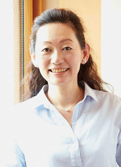 高橋暁子（たかはし・あきこ）ITジャーナリスト、成蹊大学客員教授東京学芸大学卒業。東京都で小学校教諭、ウェブの編集者などを経て独立。SNSや情報リテラシー教育が専門。スマホやインターネット関連の事件やトラブル、ICT教育事情に詳しい。メディア出演の他、全国の小中高校大学、自治体などで毎年50回ほど講演を行う。著書に『ソーシャルメディア中毒』（幻冬舎エデュケーション新書）など。