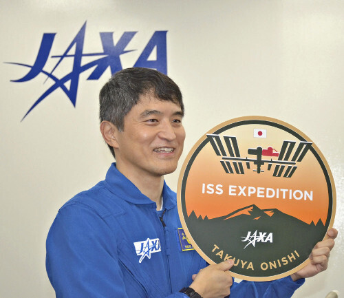 ＩＳＳ長期滞在に向けて意気込みを話す大西宇宙飛行士（２７日午後、東京都内で）