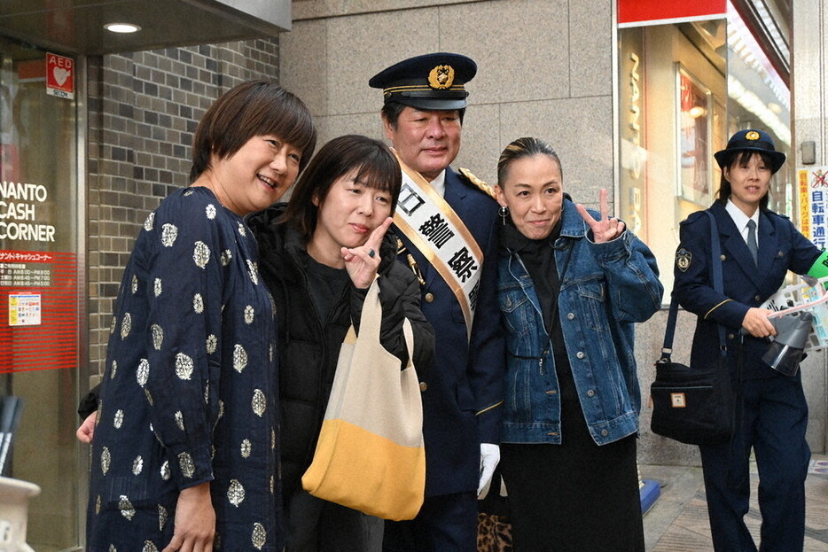 奈良署の一日署長として、記念撮影に応じる赤井英和さん（左から３人目）と妻の佳子さん（同１人目）＝奈良市の南都銀行本店で２０２４年１１月２７日午後２時４２分、田辺泰裕撮影