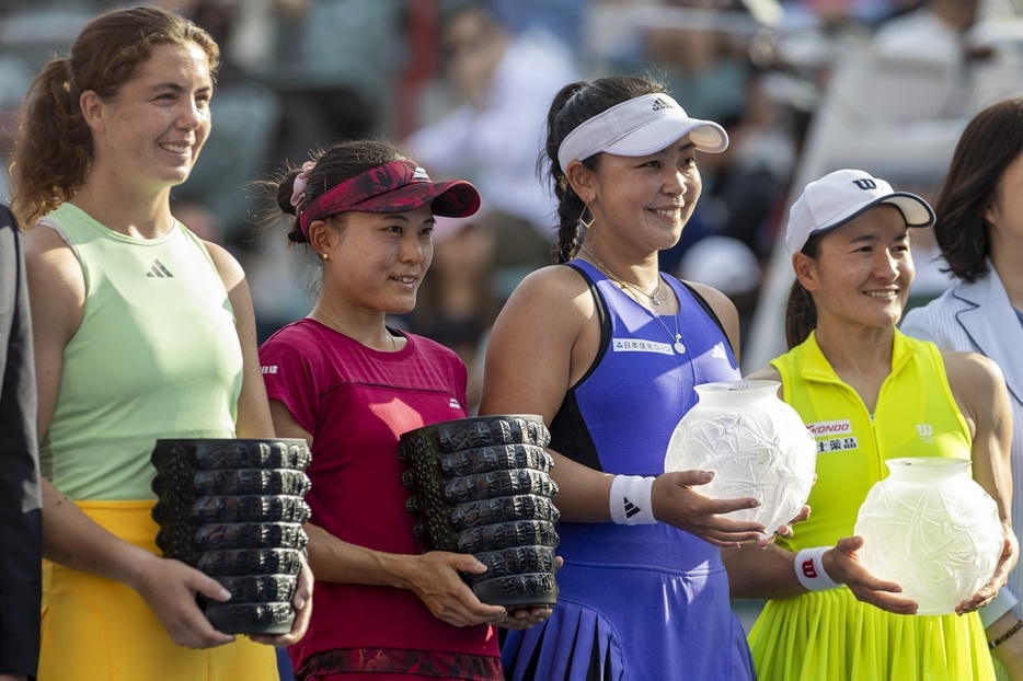 写真は左から女子ダブルス優勝のウルリカ・エイケリ（ノルウェー）、二宮真琴（エディオン）、準優勝の穂積絵莉（日本住宅ローン）、青山修子（近藤乳業）（Getty Images）