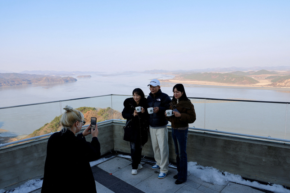 　韓国・金浦市近郊で２９日、南北軍事境界線に近い展望台に米コーヒーチェーン「スターバックス」の新店舗がオープンし、数百人が集まった。２９日撮影（２０２４年　ロイター／Kim Soo-hyeon）